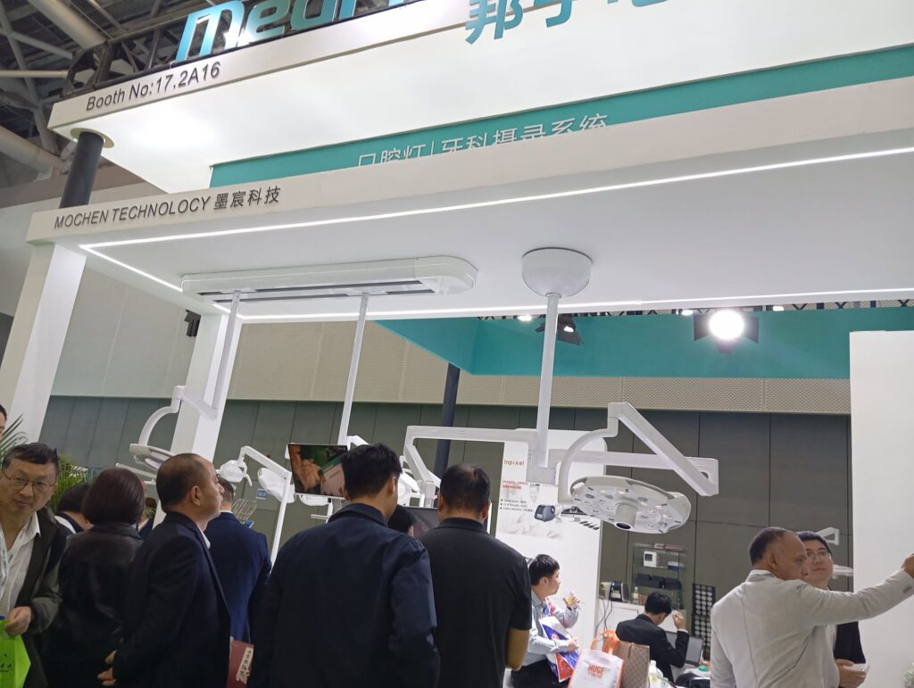 digital dentistry operating light with clinical camera